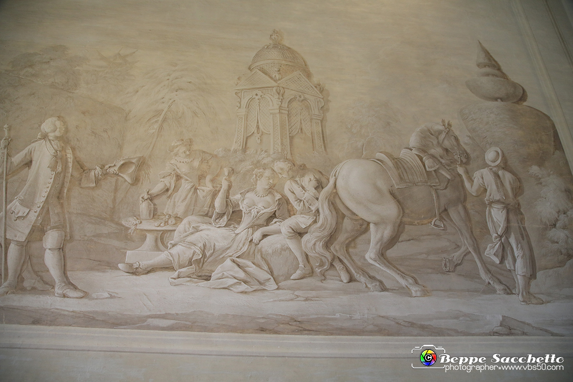 VBS_6617 - Villa Pisani - Stra (Venezia).jpg - SALA DELLA VILLEGGIATURA  Questo ambiente è affrescato da Francesco Simonini (1686 - post 1755) con grandi scene monocrome: i I Ballo campestre e l' Intrattenimento galante in giardino. I busti scultorei, forse di Giacomo Antonio Pasonelli (secc. XVII-XVIII) raffigurano, in senso orario, da sinistra: la Primavera, l'inverno, l'Estate e l'Autunno. 